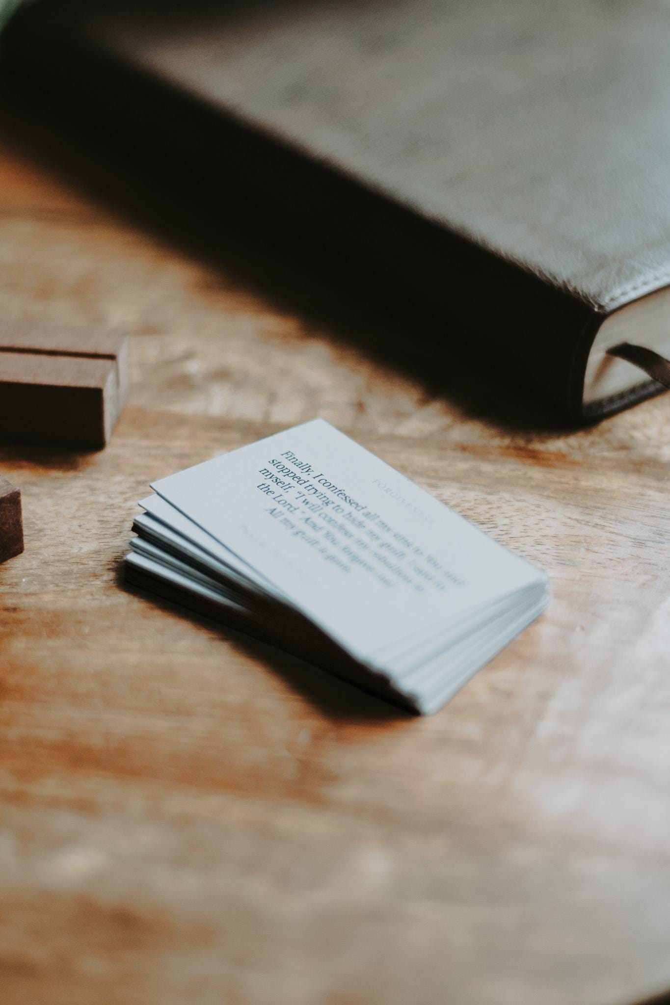 21 Themed Bible Verse Cards & Wooden Stand | Scripture Memorisation Pack | Christian Memory Cards | Men, Women | Gift