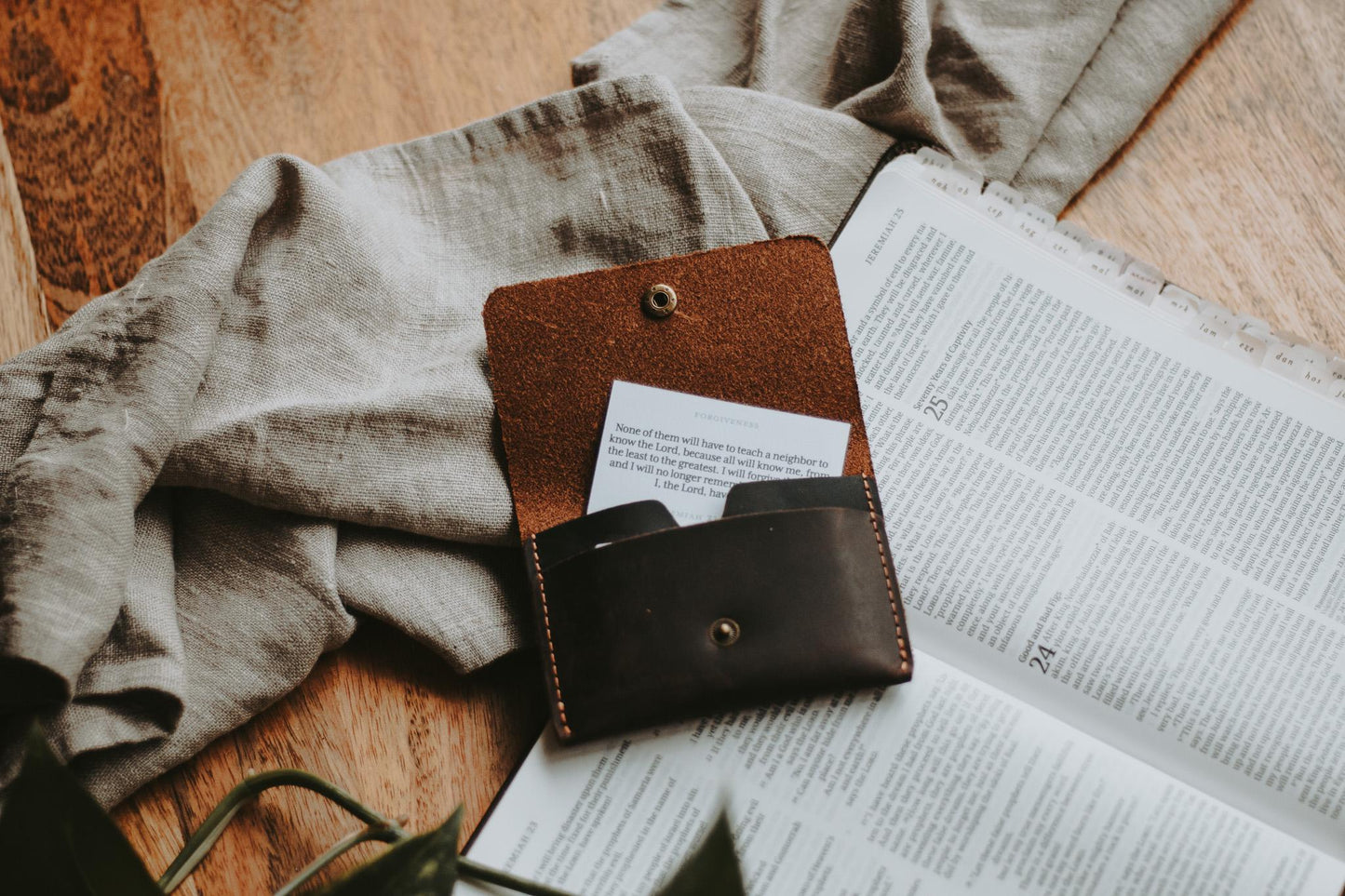 Leather Wallet & 21 Themed Bible Verse Cards | Scripture Memorisation Pack | Christian Memory Cards | Men, Women | Gift
