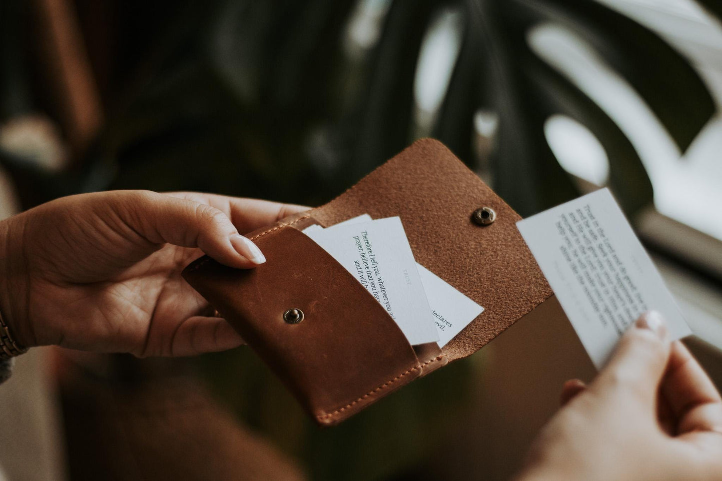 Leather Wallet & 21 Themed Bible Verse Cards | Scripture Memorisation Pack | Christian Memory Cards | Men, Women | Gift