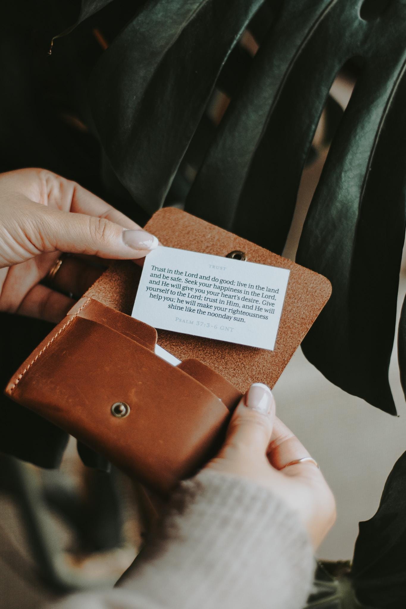 Leather Wallet & 21 Themed Bible Verse Cards | Scripture Memorisation Pack | Christian Memory Cards | Men, Women | Gift