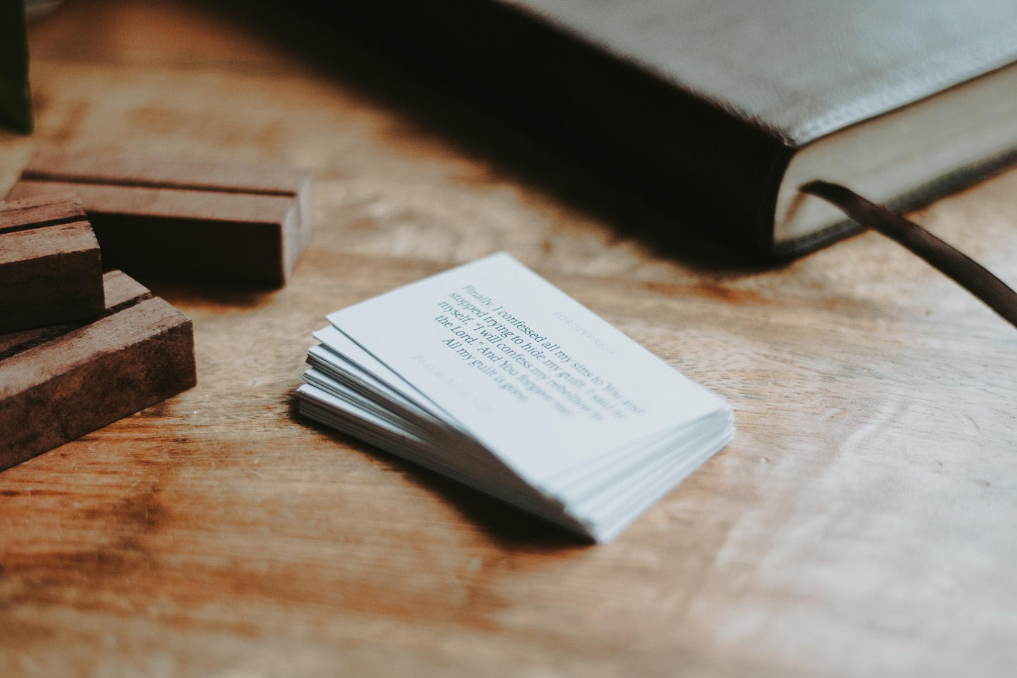21 Themed Bible Verse Cards & Wooden Stand | Scripture Memorisation Pack | Christian Memory Cards | Men, Women | Gift