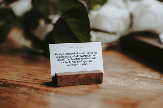 21 Themed Bible Verse Cards & Wooden Stand | Scripture Memorisation Pack | Christian Memory Cards | Men, Women | Gift